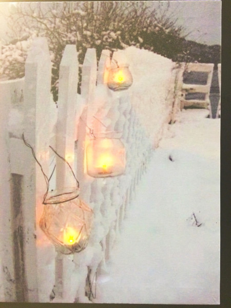 Svietiaci zimný obraz, lampáše na plote